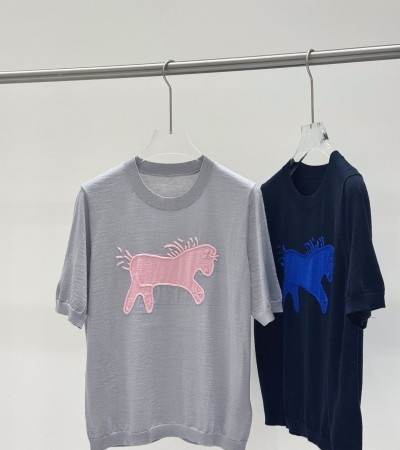 Round neck and short sleeves Round neck and short sleeves