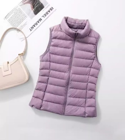 A short down vest for women with a down jacket A short down vest for women with a down jacket