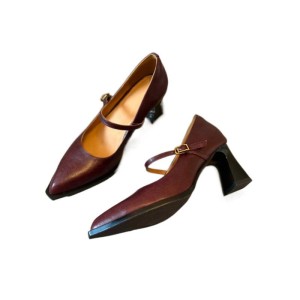 French pointed high-heeled shoes